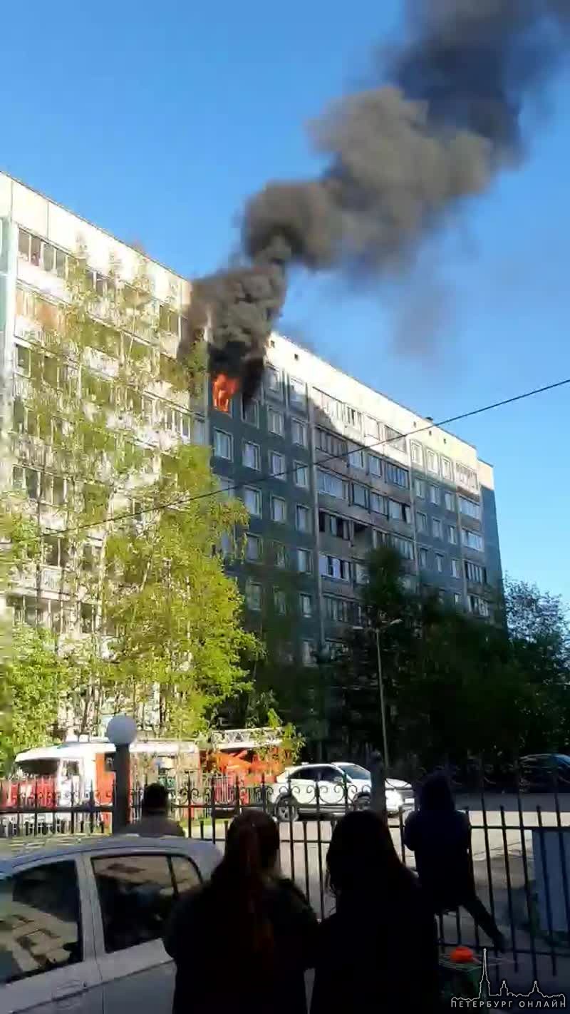 На Северном 16к1 горит квартира на 8 этаже. Пожарные и скорая уже приехали
