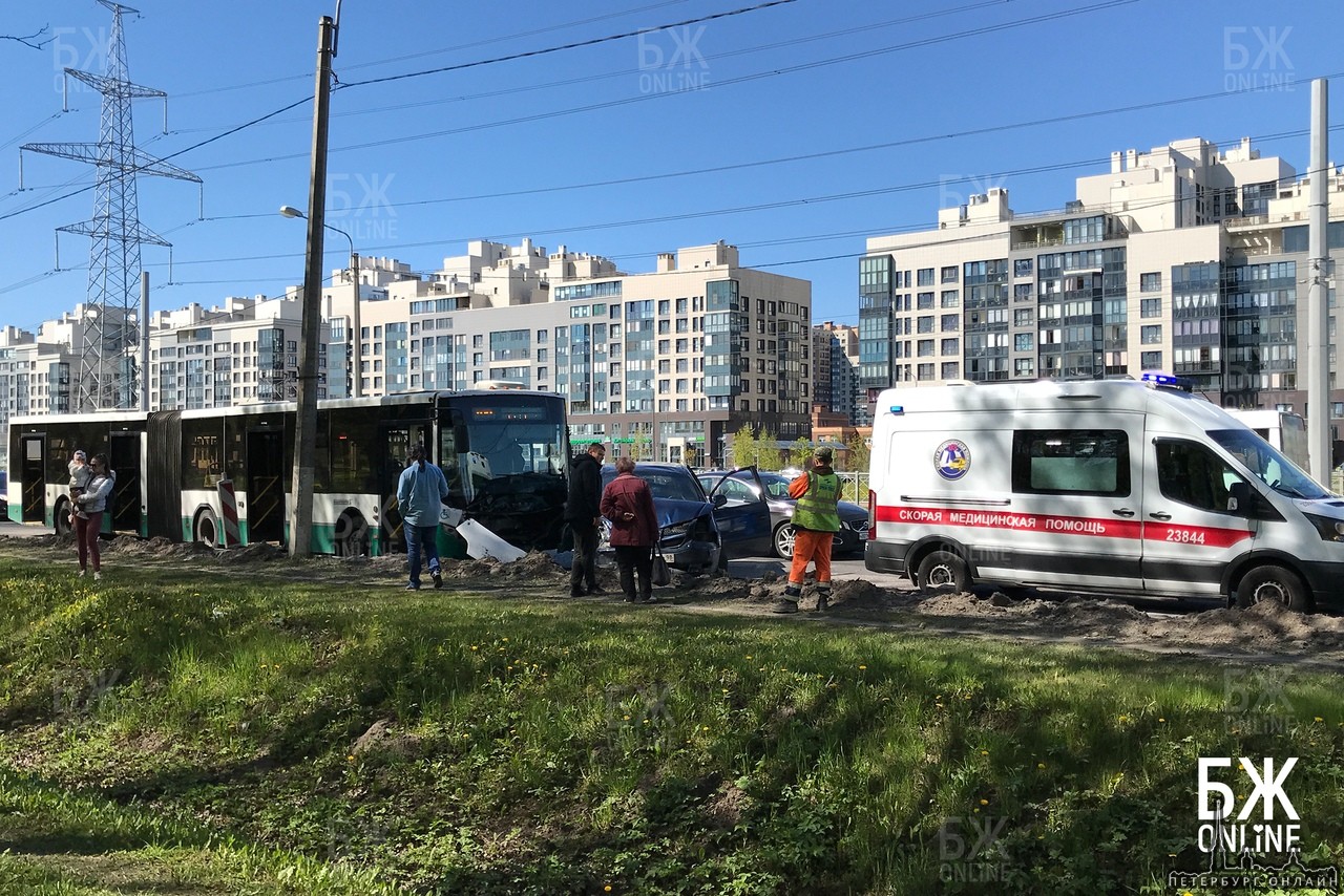 Серьезное ДТП произошло сегодня напротив ТРЦ «Жемчужная Плаза» на Петергофском шоссе. Участниками ст...