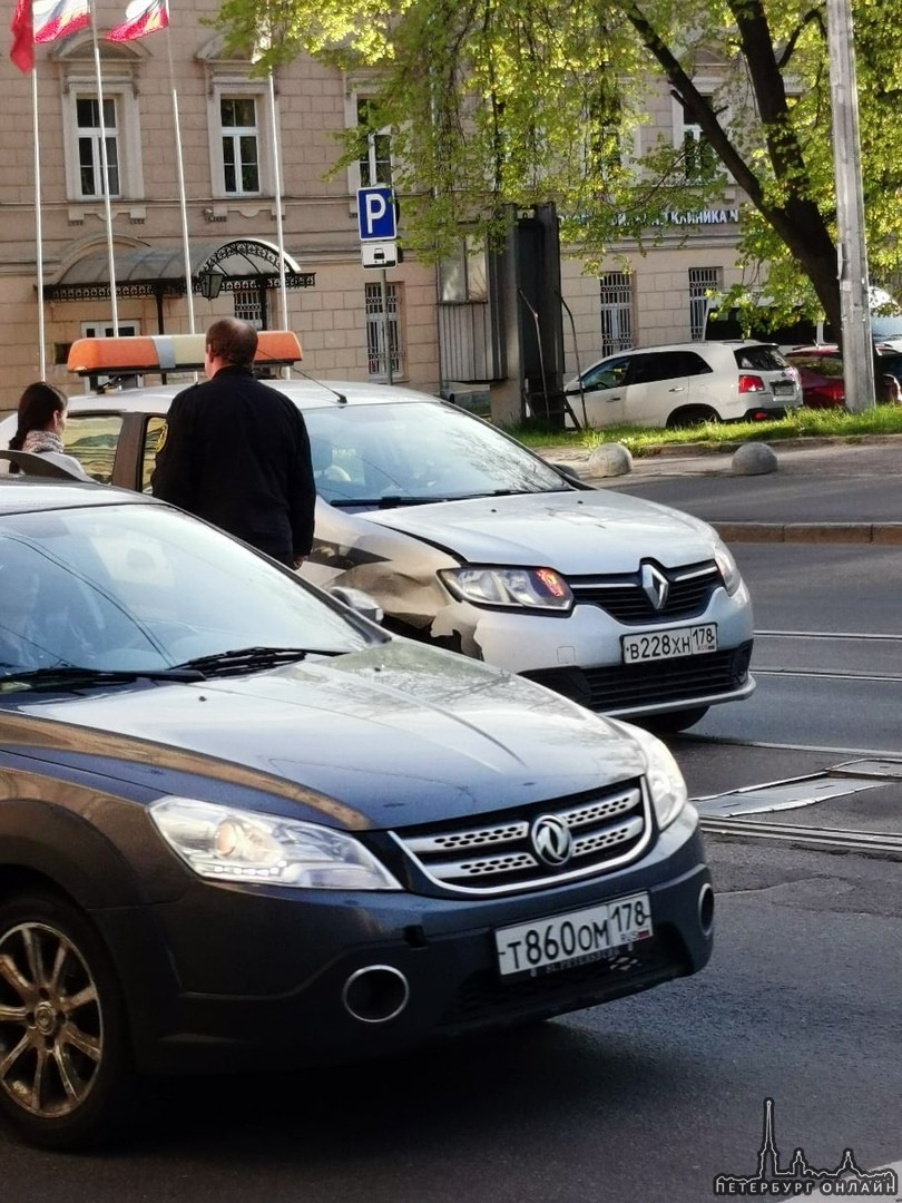 На Академика Лебедева Ситроен, разворачиваясь не пропустил Renault Охраны