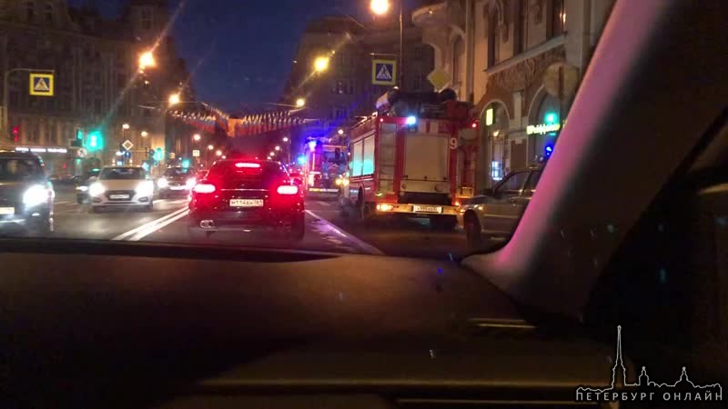 На Австрийской площади перевернулся Uber от удара Мерседеса сзади. Прохожие оперативно вытащили из ...