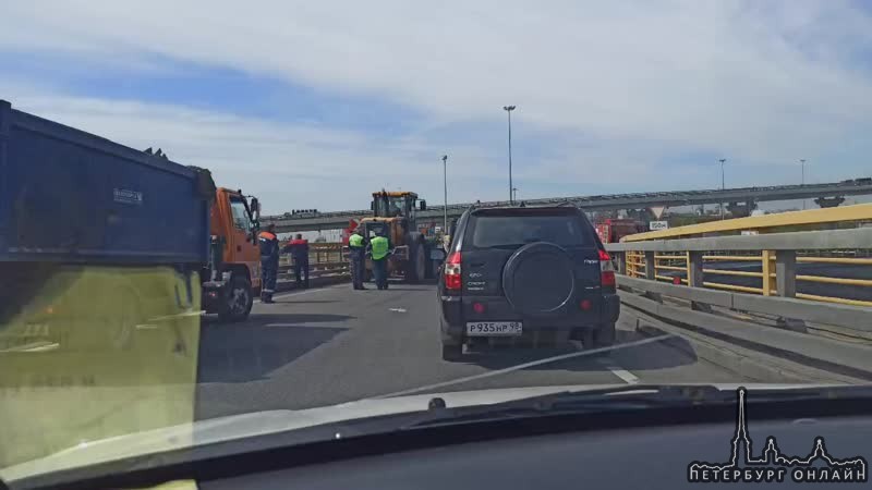 В повороте съезда с внешнего кольца на Пулковское шоссе, в сторону города упал грузовик с ПУХТО