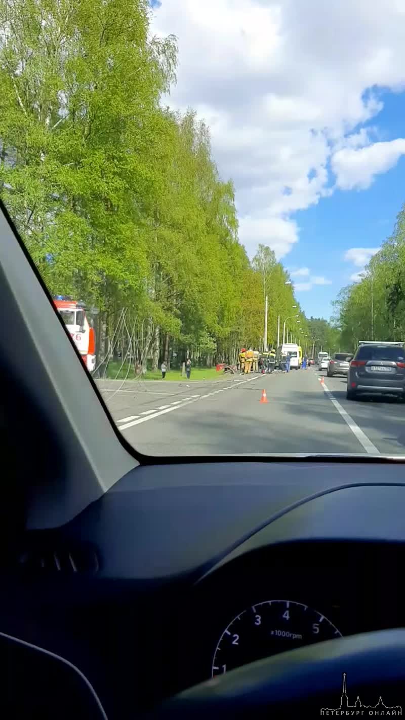 Авария на Приморском шоссе в сторону Петербурга. Службы на месте.