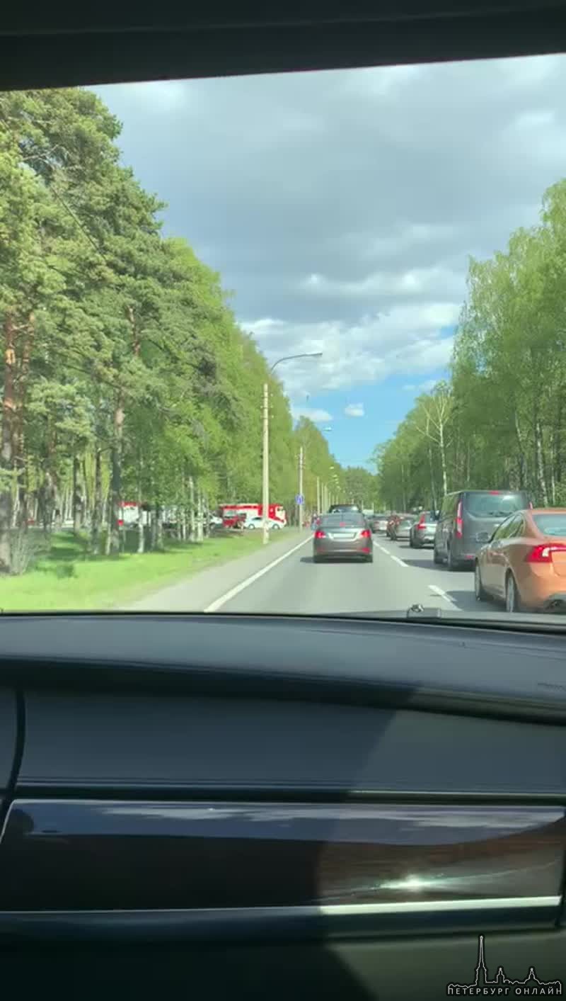 Авария на Приморском шоссе в сторону Петербурга. Службы на месте.