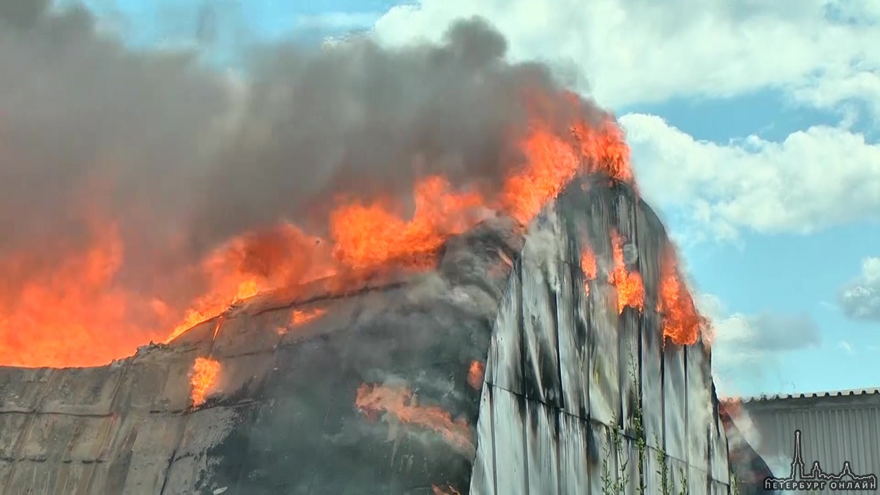 Сегодня на территории промзоны в городе Пикалево сгорел ангар 25х50м высотой 10м по всей площади. ...