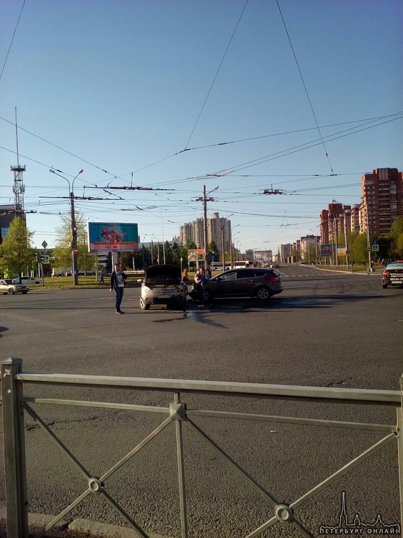 Nissan и Toyota столкнулись на пересечении улицы Коллонтай и проспекта Большевиков. Служб ещё нет....