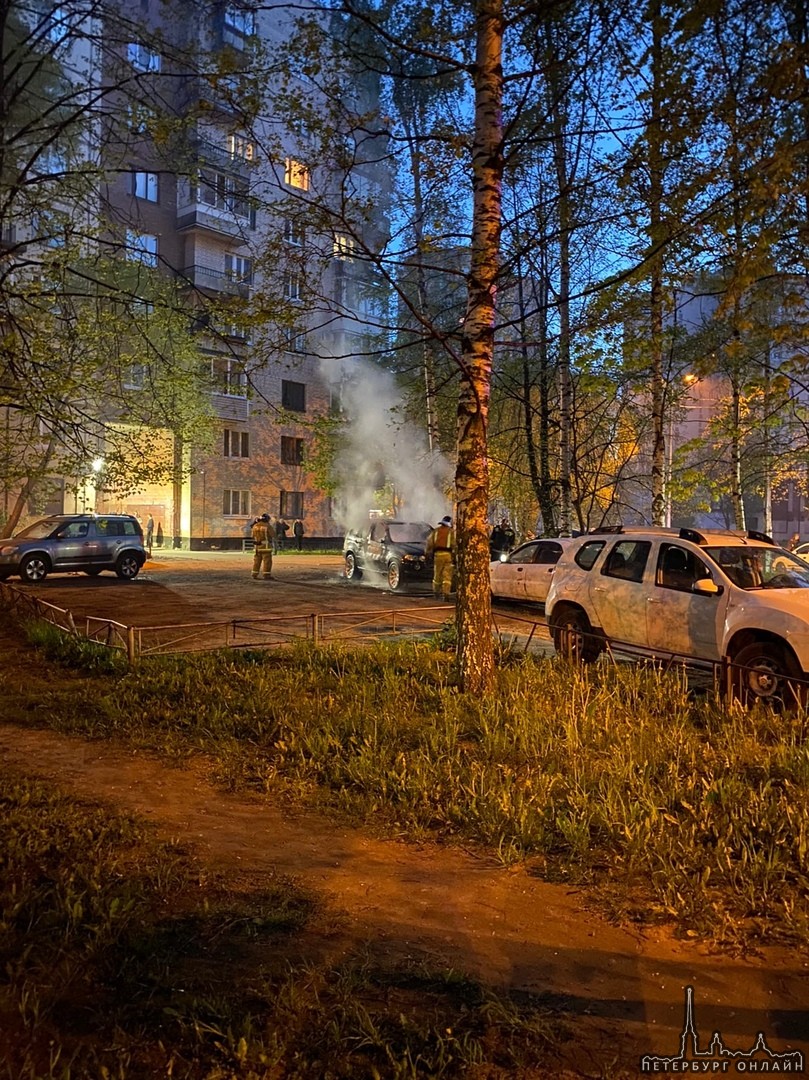 Ночью на проспекте Художников у дома 33,1горела BMW .