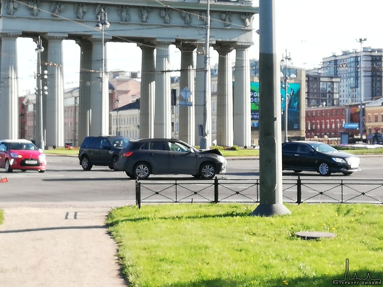 Стоят загорают и фотографируются у Московских ворот, на выезде с Лиговского на Московскийй
