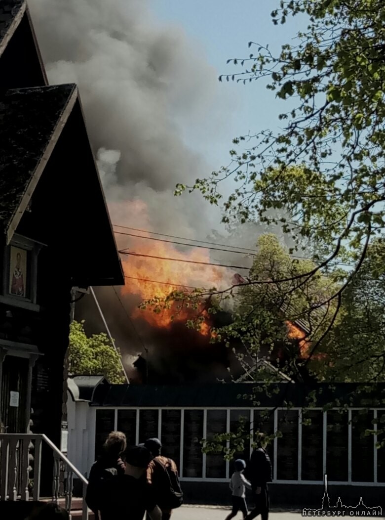 В Сестрорецке пожар. Сгорел дом около церкви. Про пострадавших не известно.