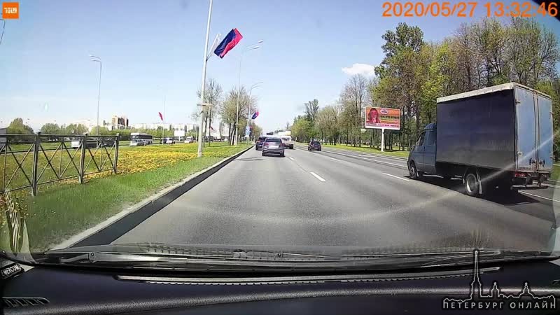 Одно дтп на Пулковском шоссе в центр, паровозик из трех автомобилей. Вторая авария на Площади Побед...