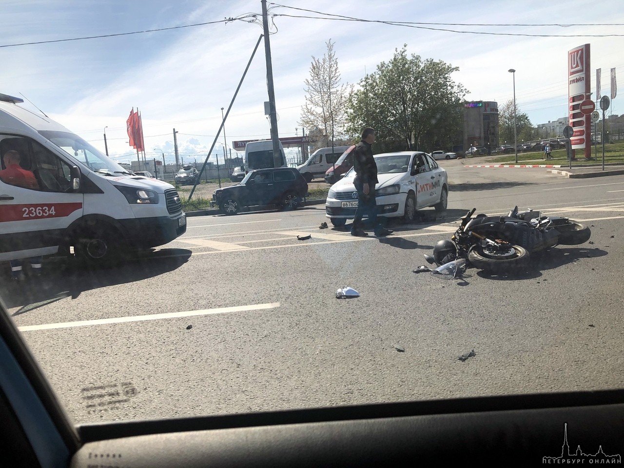 На перекрестке Комендантского и Шуваловского таксист сбил мотоциклиста. Скорая стоит, пилота не видн...
