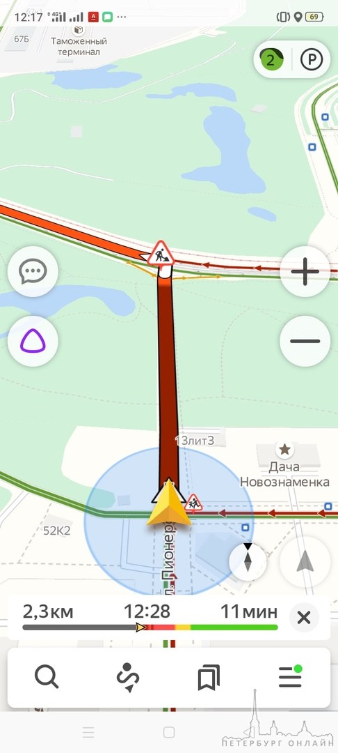Петергофское шоссе от Адмирала Трибуца до поворота на Солнечный город стоит почти намертво.