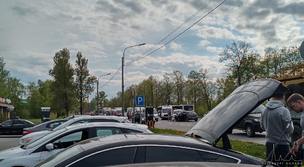 Peugeot выехал в лоб на встречную на Красносельском шоссе 40, Горелово. В сторону города, в левой поло...