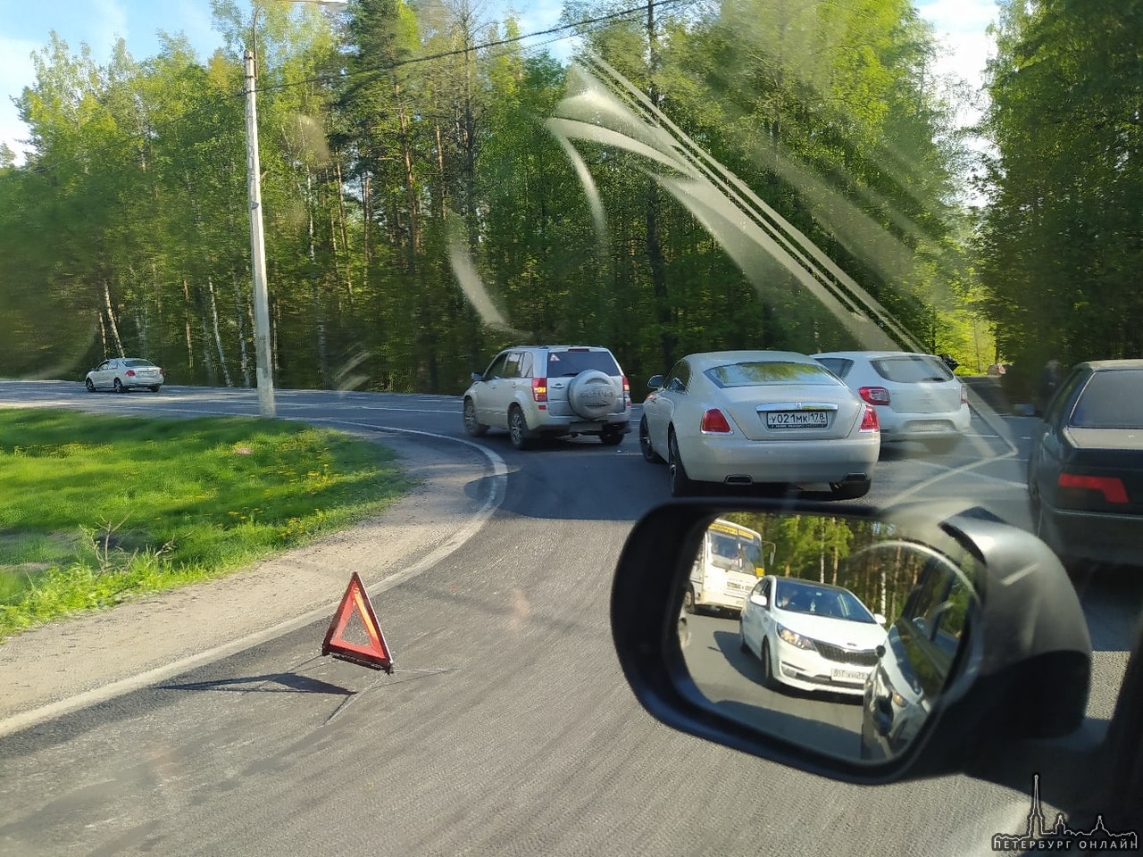 Rolls-Royce Wraith и Suzuki столкнулись на развороте Приморского шоссе.