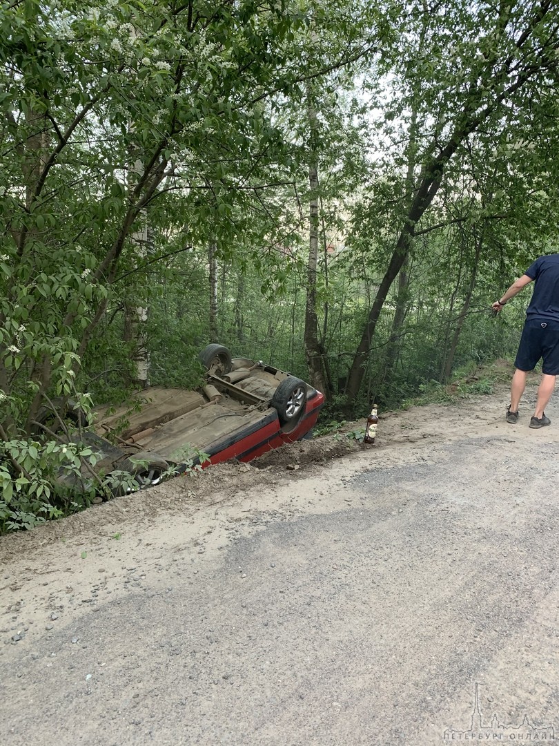 В Кировском районе Ленинградской области, в СНТ Славянка перевернулась машина.