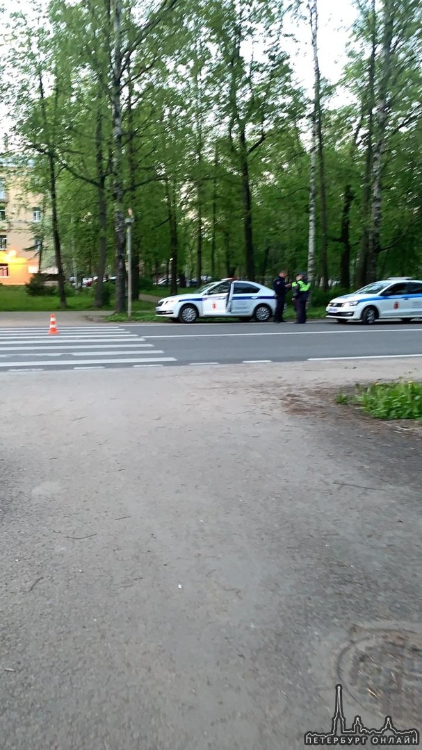 Сбили велосипедиста на переходе в Пушкине, на перекрестке Московского шоссе и ул. Чистякова. Насмерт...