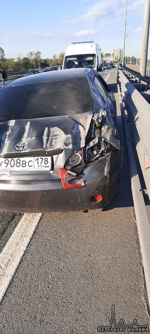 Сегодня произошло ДТП на внутреннем кольце КАД от Дачного в сторону Таллинского шоссе между Toyota C...