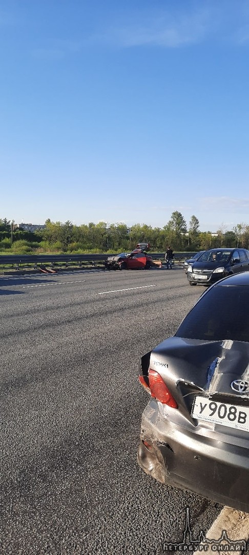 Сегодня произошло ДТП на внутреннем кольце КАД от Дачного в сторону Таллинского шоссе между Toyota C...
