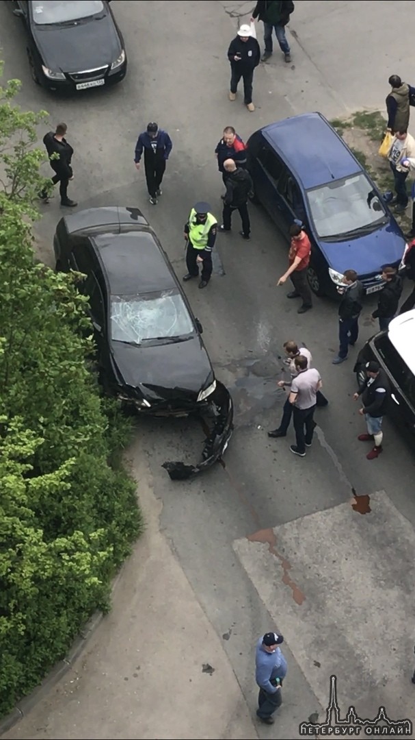 Водитель Mitsubishi Lancer разбил стоящую у тротуара Lada Riva и перевернулся на бок во дворе дома 1...