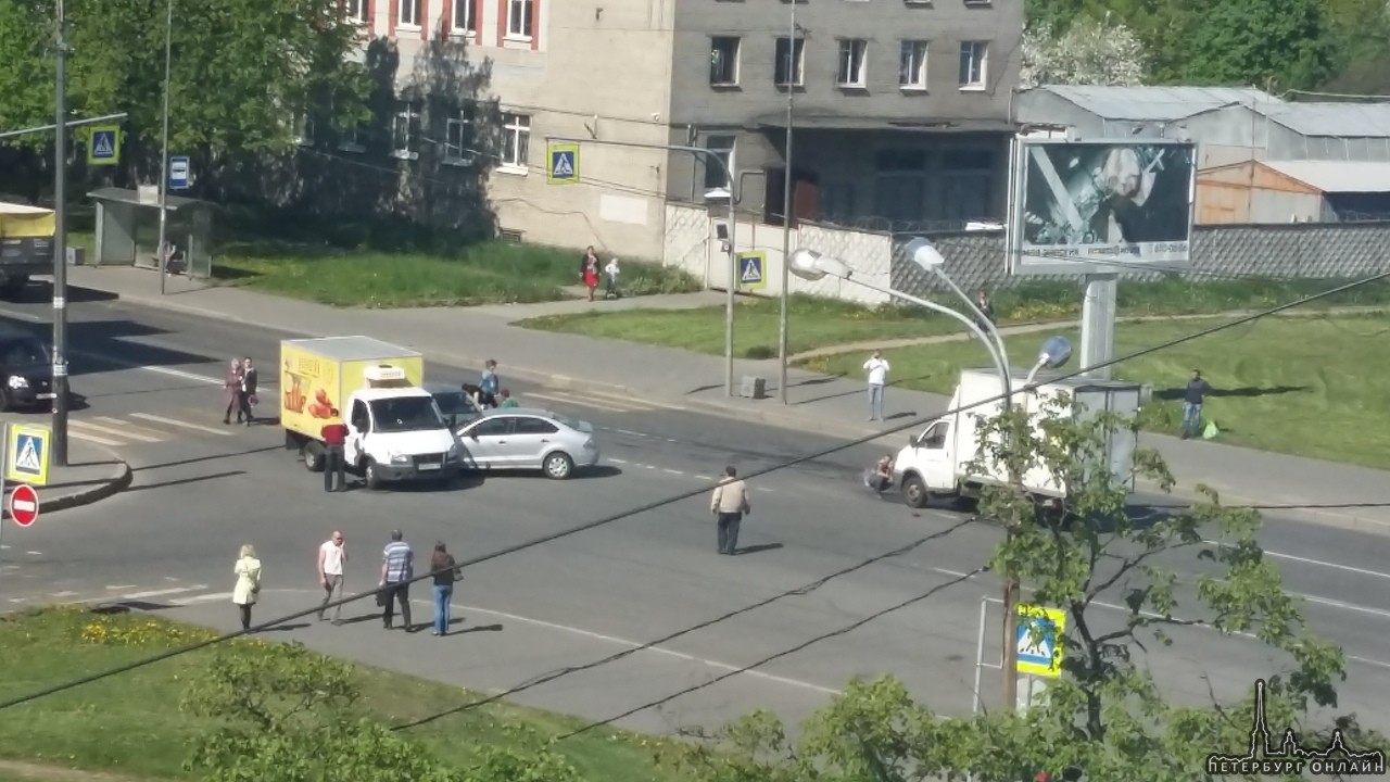 4 автомобиля столкнулись на перекрёстке Бабушкина и Шелгунова