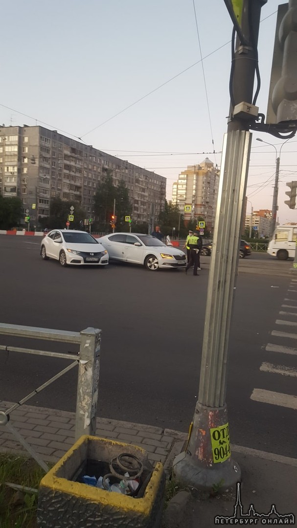 Притерлись на перекрёстке Энгельса и Луначарского. Службы работают в полную мощь.