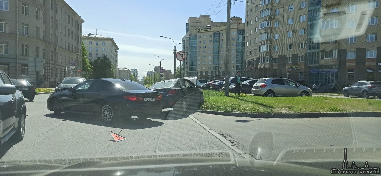 Серьёзная авария на варшавской улице между Бассейной и Кузнецовской, столкнулись 3 автомобиля .