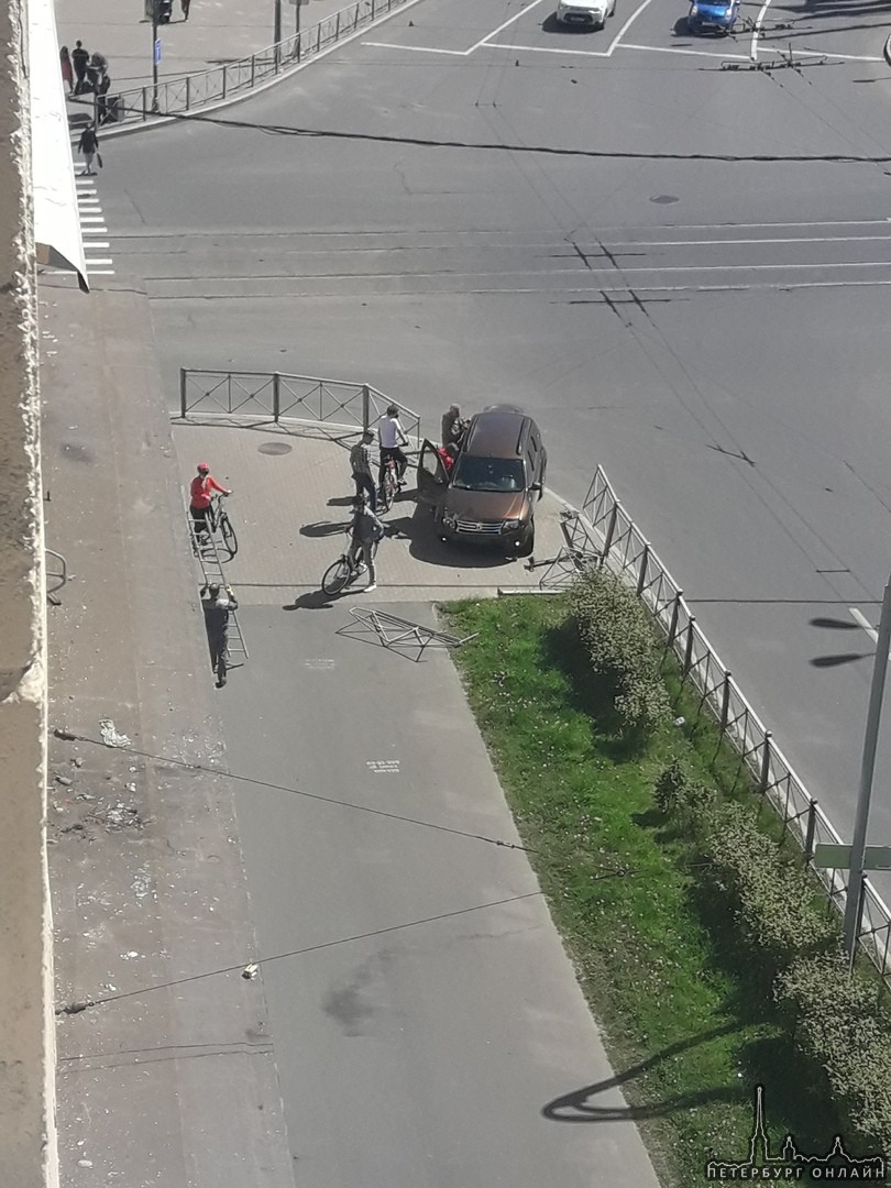 У дома 4 на Красногвардейской площади Renault пробил заборчик и выкатился на тротуар.