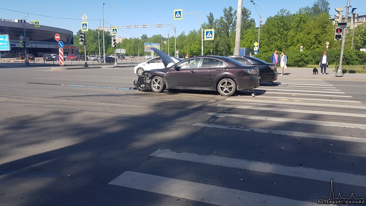 Mazda и Hyundai столкнулись на перекрестке Ленсовета и Гагарина. Трамвай 29 стоит.