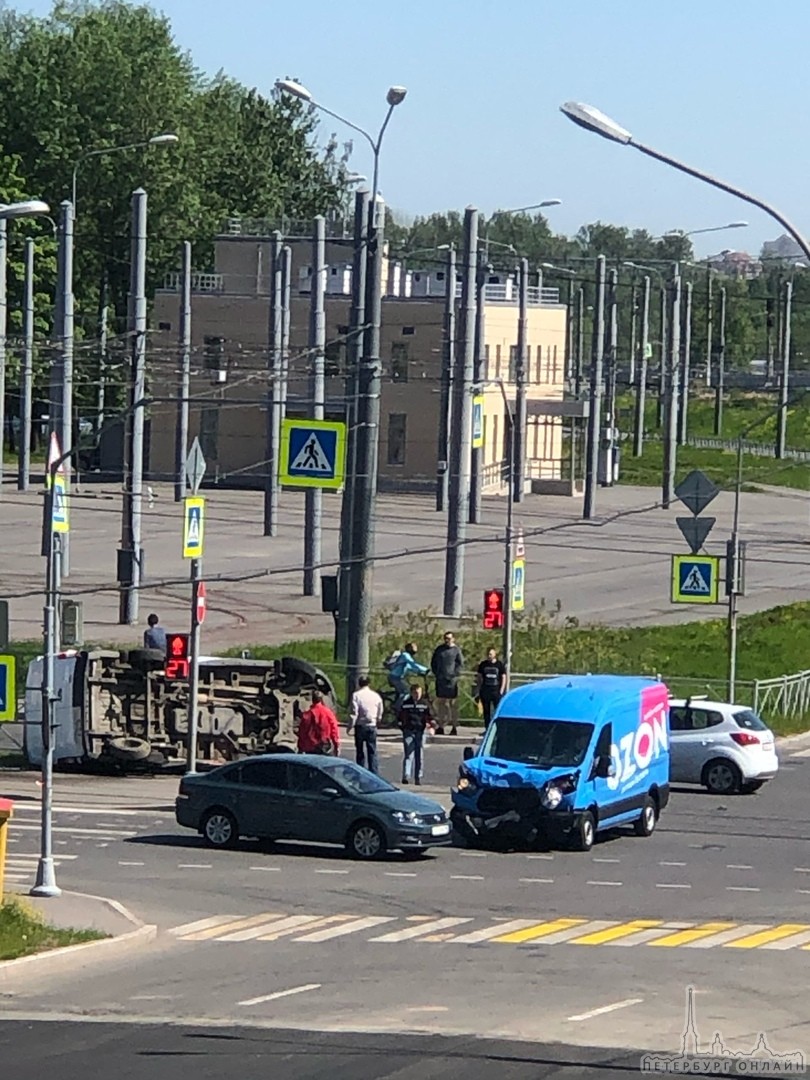 Автомобиль доставки уронил микроавтобус на перекрестке Новочеркасского и Гранитной