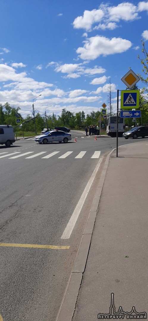 Маршрутка снесла два столба с камерами на перекрестке Межевой и Вознесенского шоссе