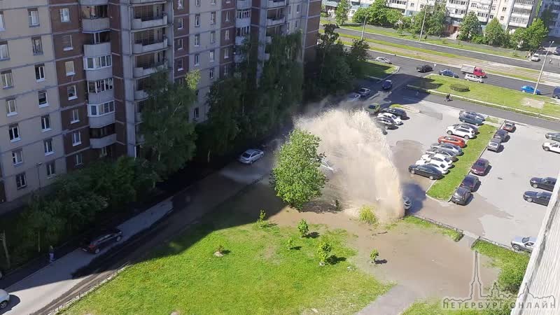 Фонтан на Стародеревенской 25. Прорвало в 11 часов утра. Сейчас уже фонтан остановили, но пострадали...