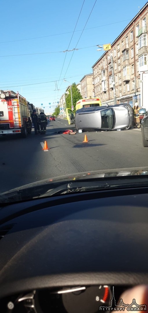 Перевернулась машина на Ивановской 30, сьезд с путепровода в сторону Володарского моста.