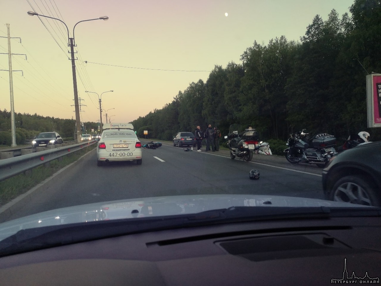 В Сестрорецке на Приморском шоссе сбили мотоциклиста