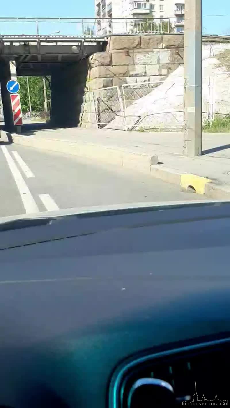 На Ланском шоссе, технику не смогли провезти под мостом)