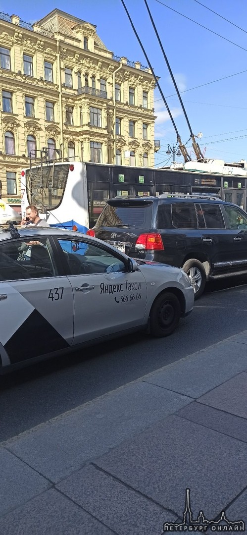 На Невском 66 таксист на Ниссане подбил Тойоту на выделенной полосе.