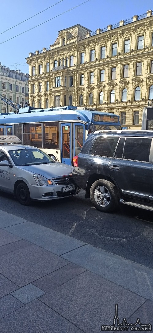 На Невском 66 таксист на Ниссане подбил Тойоту на выделенной полосе.