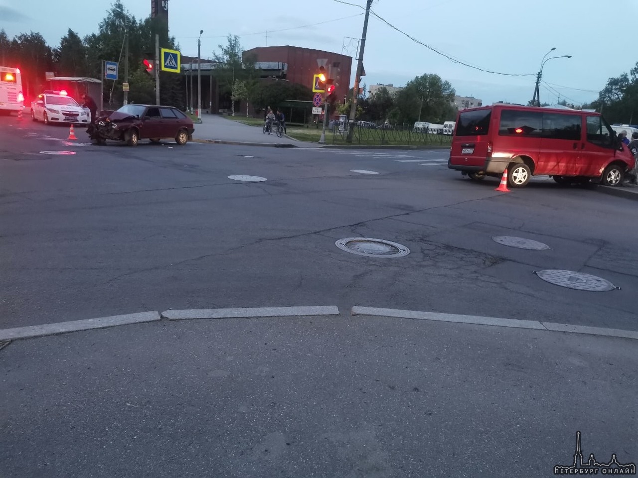 В Колпине на перекрёстке Павловской и братьев Радченко произошло ДТП между автомобилем ВАЗ и микроав...