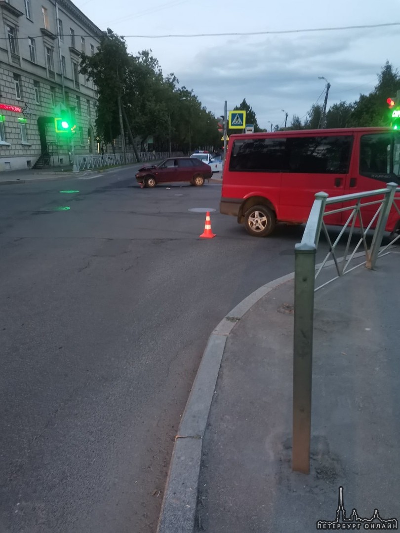 В Колпине на перекрёстке Павловской и братьев Радченко произошло ДТП между автомобилем ВАЗ и микроав...