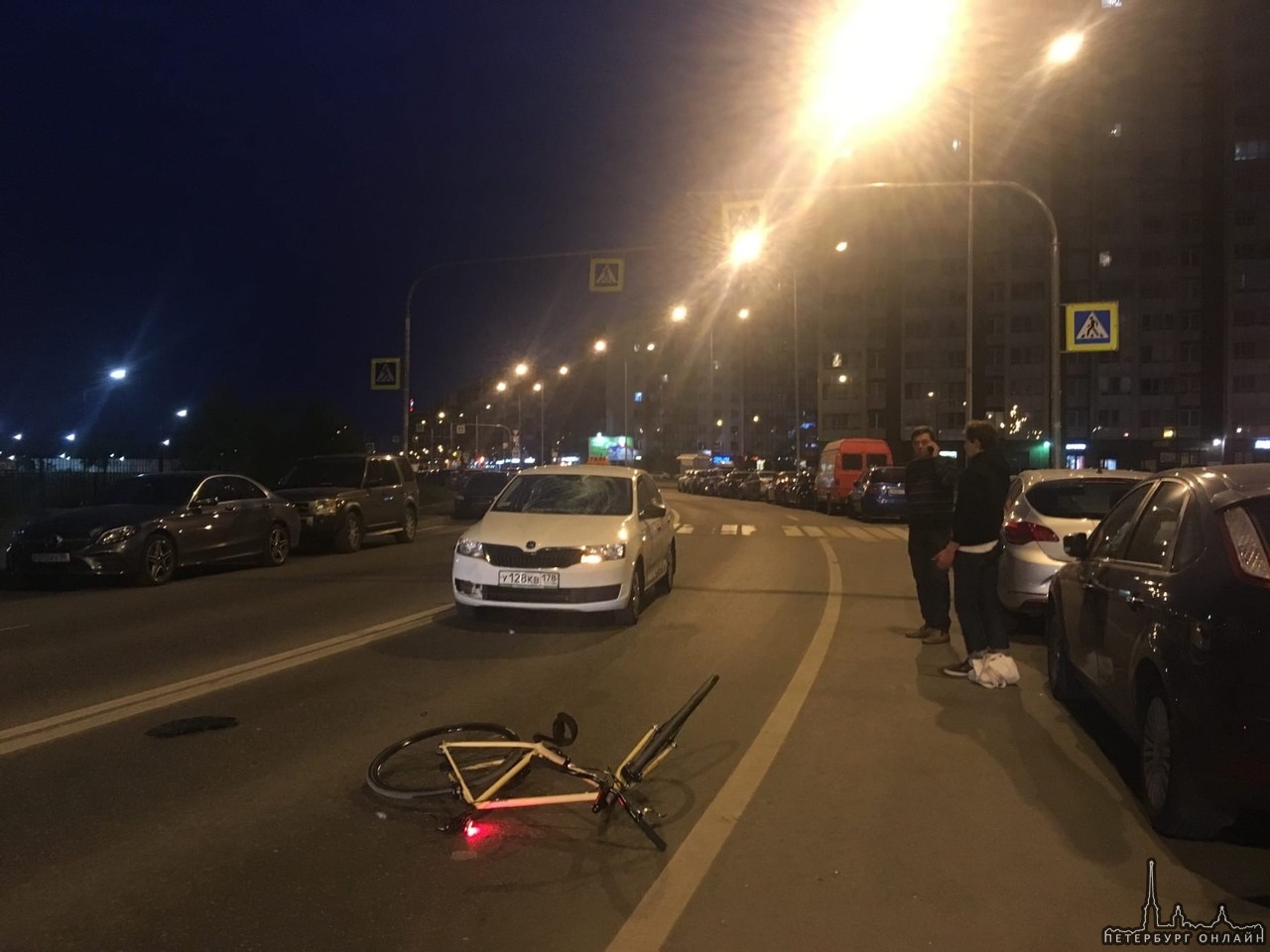 В Кудрово на проспекте Строителей таксист сбил велосипедиста. Велосипедист жив.
