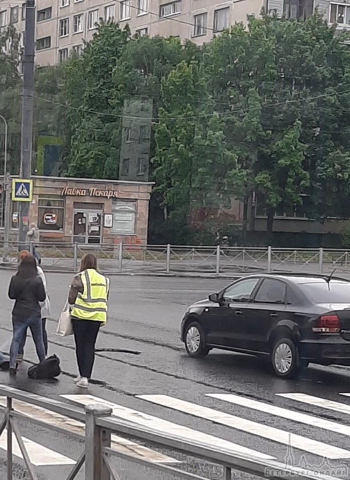 На пешеходном переходе перекрёстка Димитрова и Будапешсткой девушка на Поло сбила человека