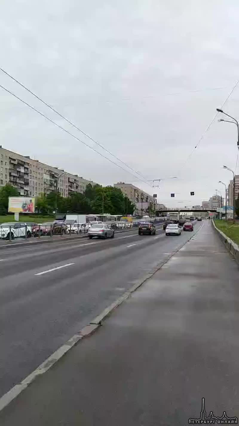 Автобус и 3 легковые собрались в кучу на Типанова под Витебским проспектом Встали просто, никто не ...