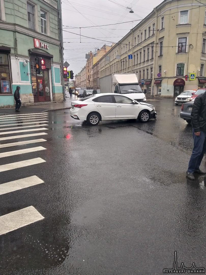 Сегодня в 12:30 на пересечении Вознесенского проспекта и Казанской столкнулись такси и БМВ. Водител...