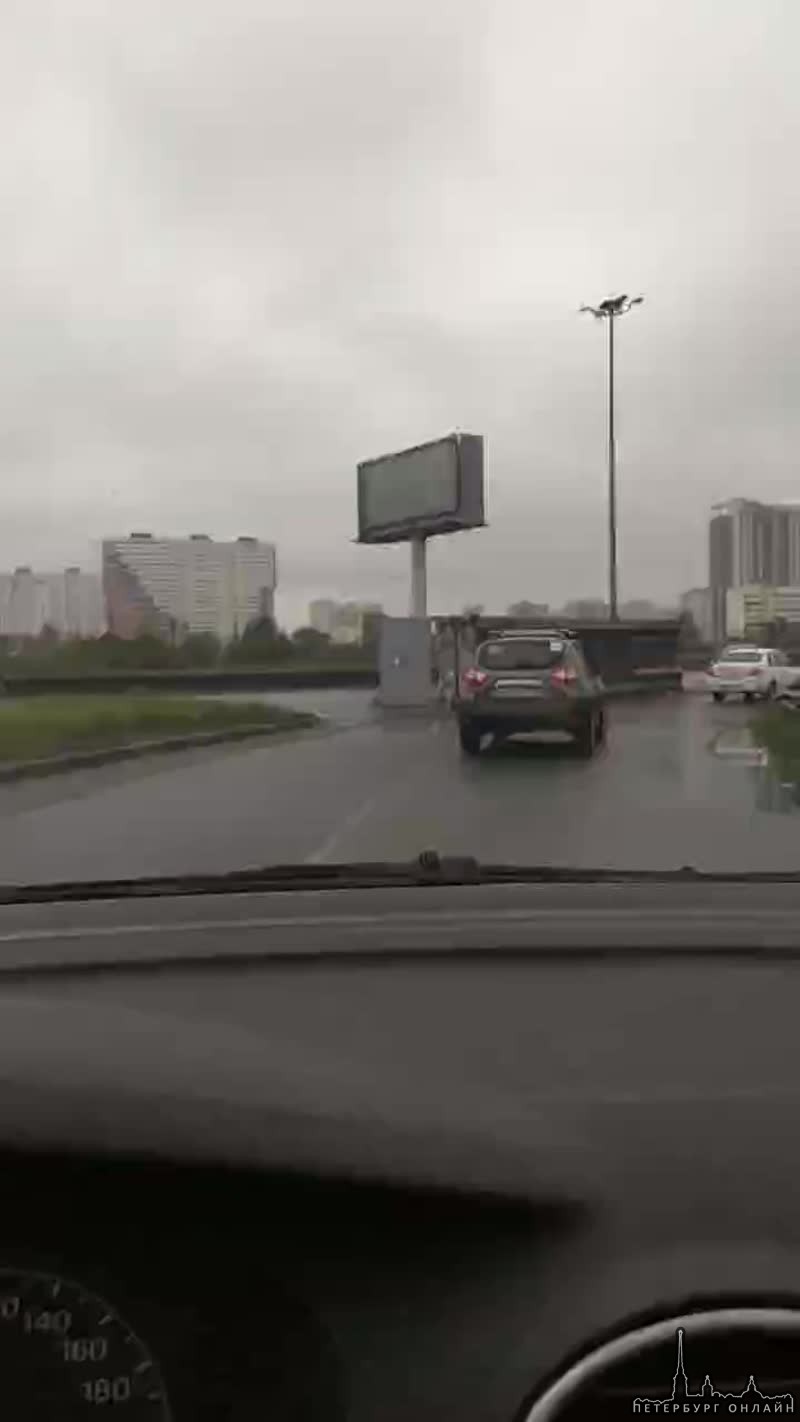 На выезде из промзоны Шушары на Московское шоссе, упал контейнер.