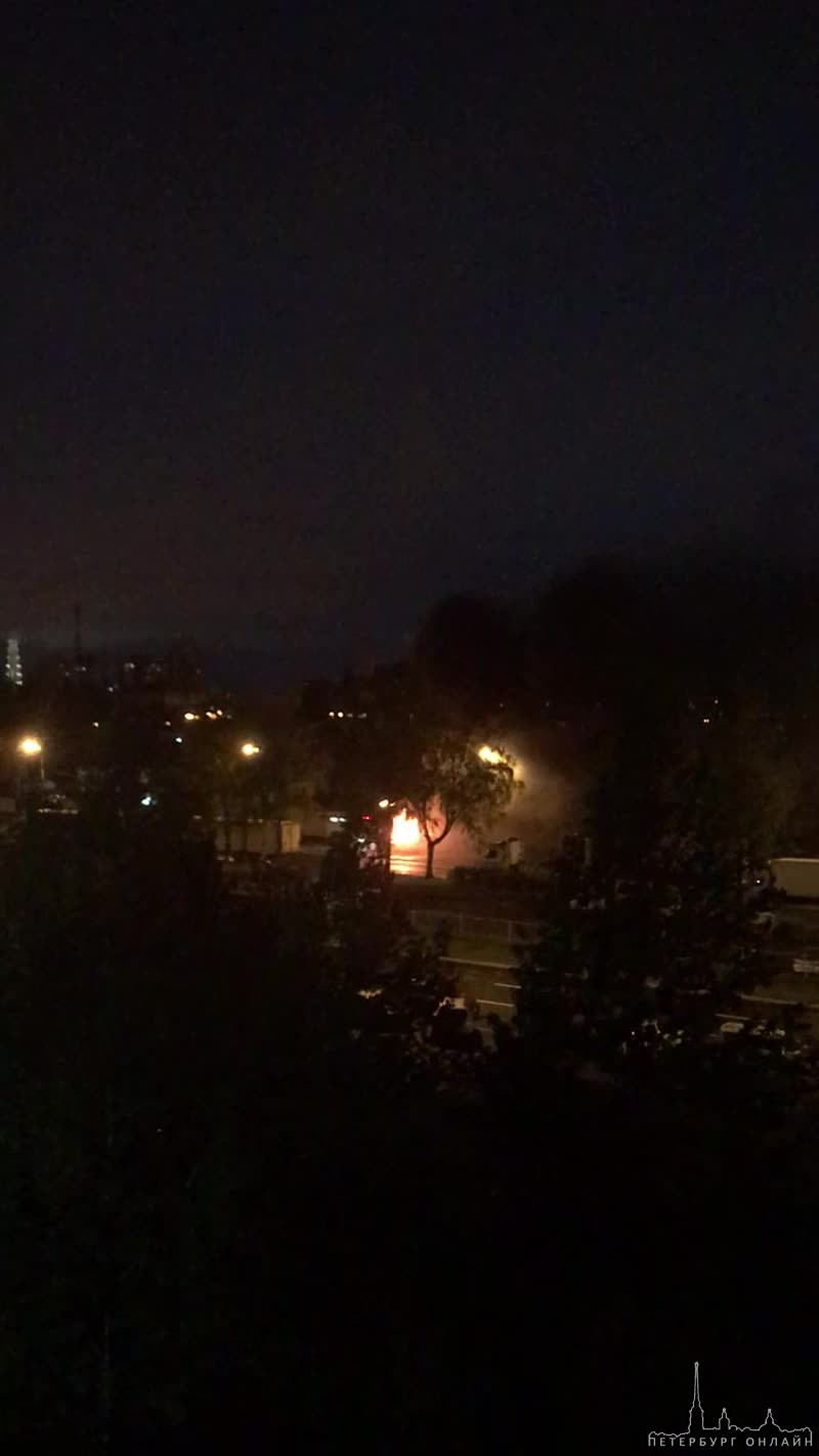 На Репищевой улице ночью горели шины около шиномонтажа, на ликвидацию пожара приезжали 3 пожарные м...