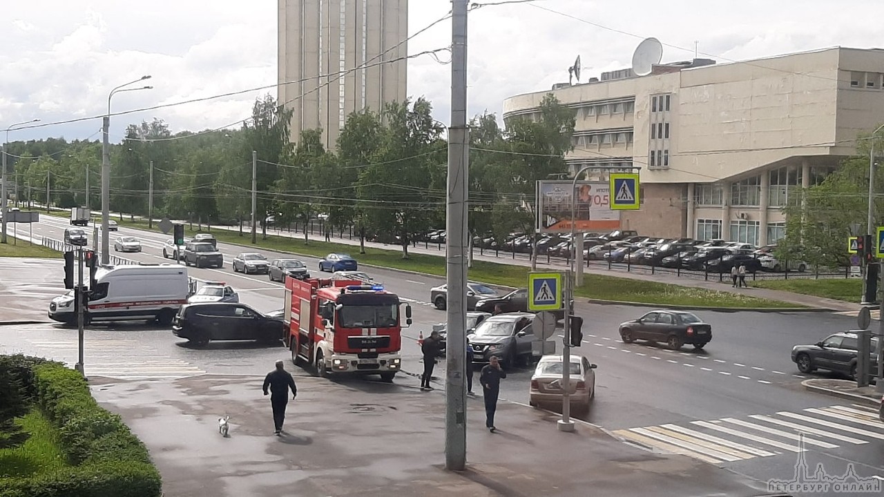 На углу Светлановского проспекта и улицы Веденеева ДТП из нескольких машин.