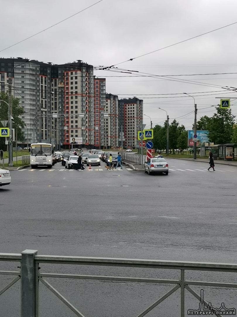ДТП на Кушелевской дороге у ЕвроАвто. Приезжала скорая, водителя забрали.