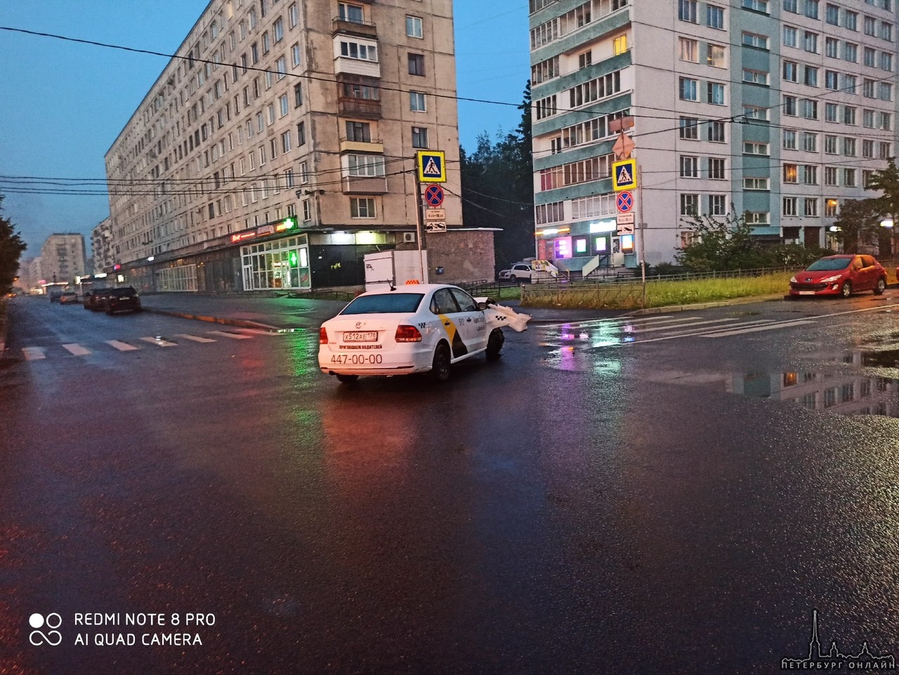 На пересечении Антонова-Овсеенко и Большевиков стоит разбитый Volkswagen службы такси яндекс.