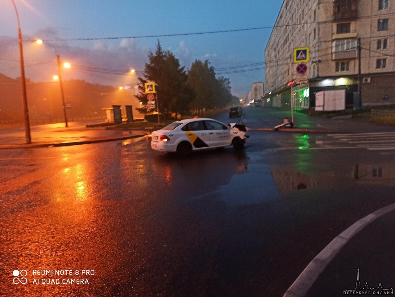 На пересечении Антонова-Овсеенко и Большевиков стоит разбитый Volkswagen службы такси яндекс.