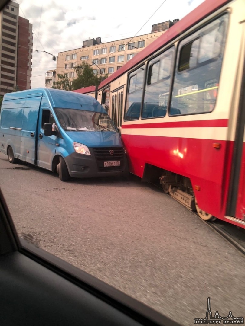 В 9:45 газель протаранила трамвай на Солидарности перед ул. Подвойского. Свободен только правый ряд.