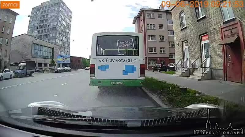 Авария на улице Бабушкина 59, рядом с банком ВТБ. Такси и мотоциклист. Мотоциклиста увезли на скоро...