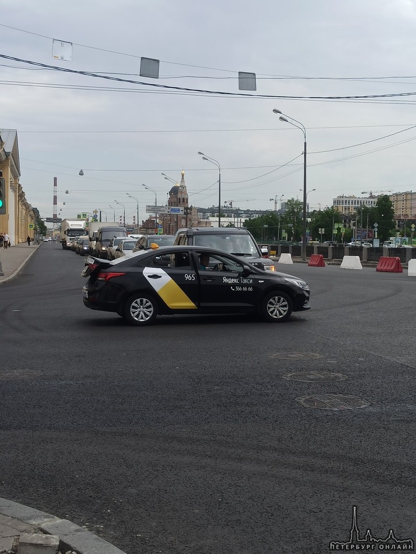 На перекрестке Обводного и Лермонтовского встретились машина такси и Лэнд Ровер.